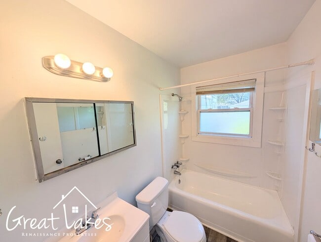Building Photo - Cozy 2 Bedroom 1 Bathroom now available fo...