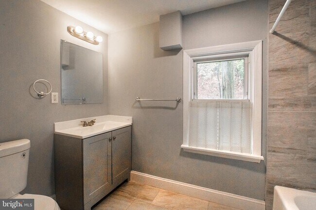 Building Photo - 1425 Manor Rd