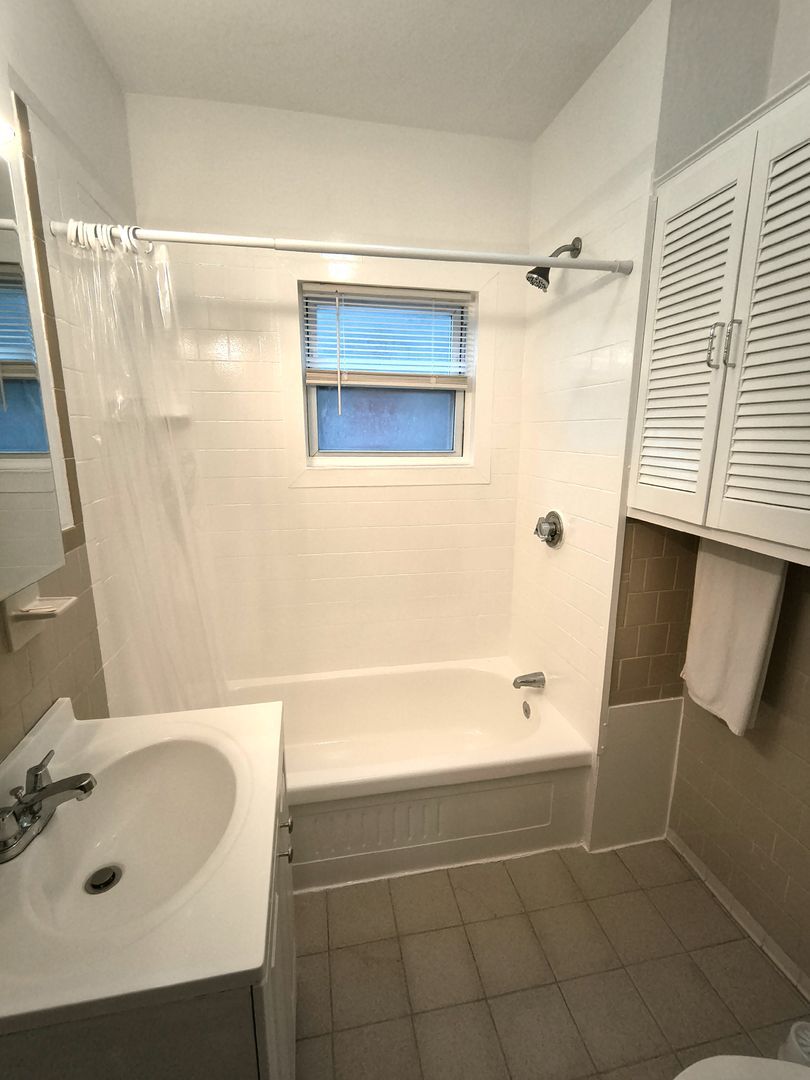 Building Photo - 823-825 Main Street