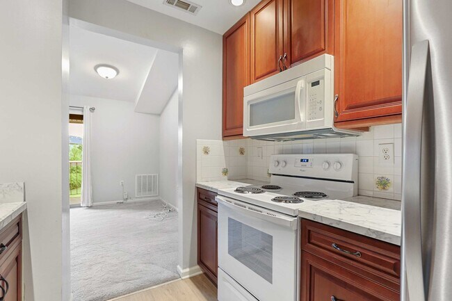 Building Photo - Charming Top Floor Condo with Pool View!!