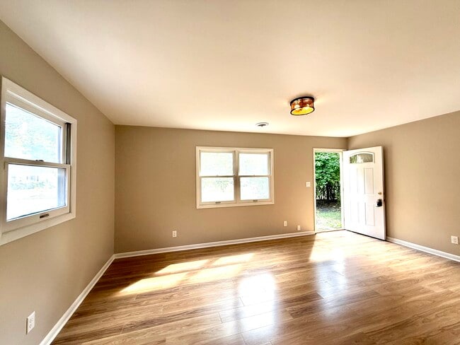 Building Photo - 916 E Fairlawn Dr