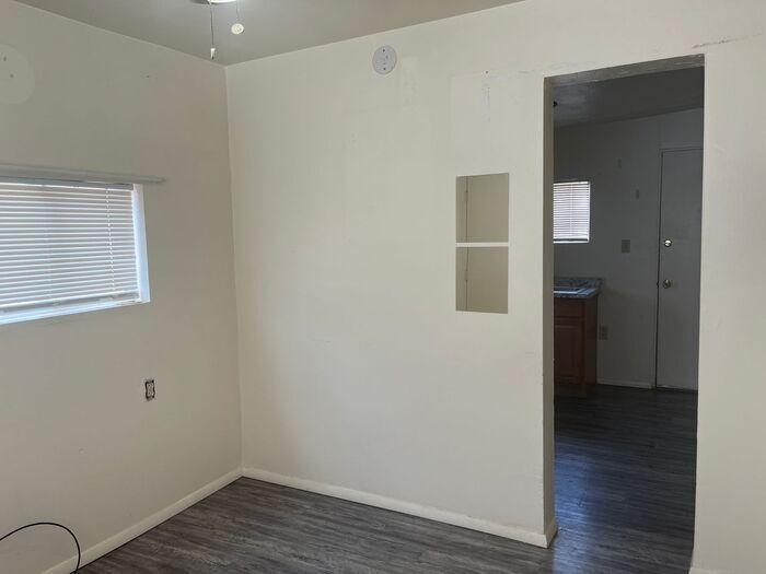 Building Photo - 1633 N Sycamore Blvd