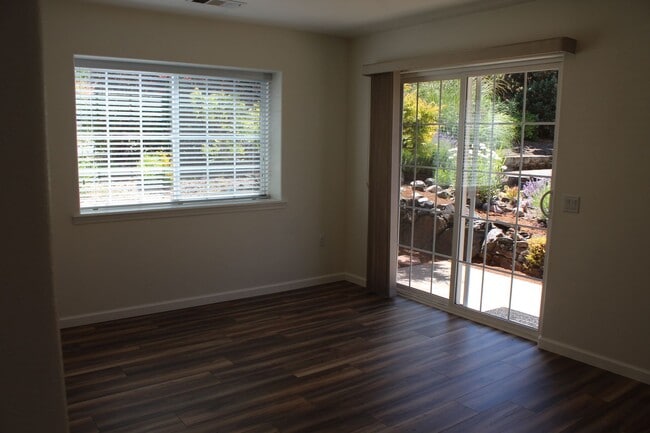 Building Photo - JR2060