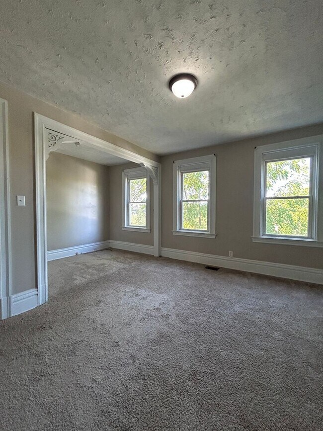 Building Photo - Large 4 Bedroom 1 Bathroom House (Marshall...