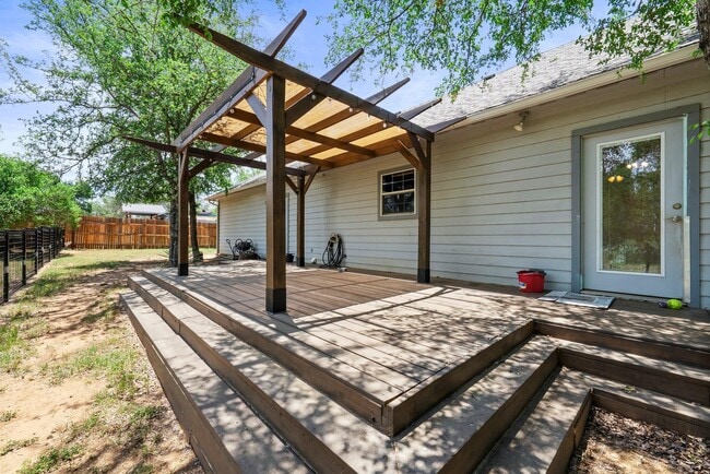Building Photo - 136 W Maple Dr