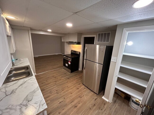 Building Photo - Easy and Breezy on Lakeview **1/2 Off 1st Month's Rent**