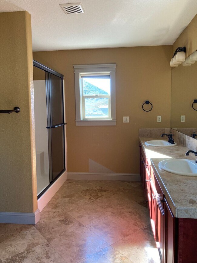 Building Photo - West Meadows Estate 2-Story Home in Salem