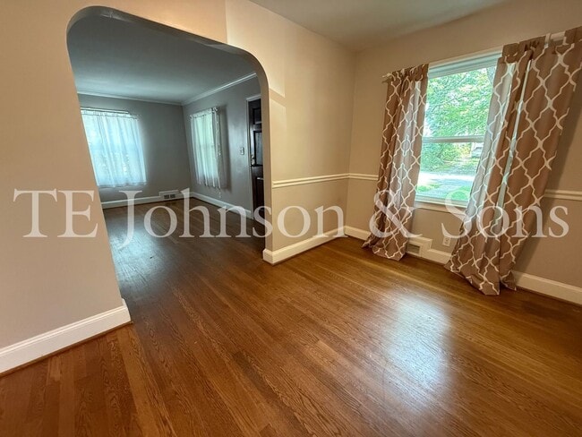 Building Photo - Charming 3-Bedroom Home with Screened Porc...