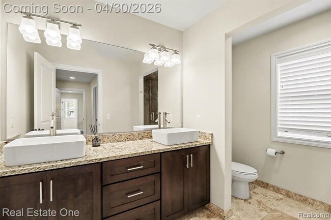 Building Photo - 714 E University Ave