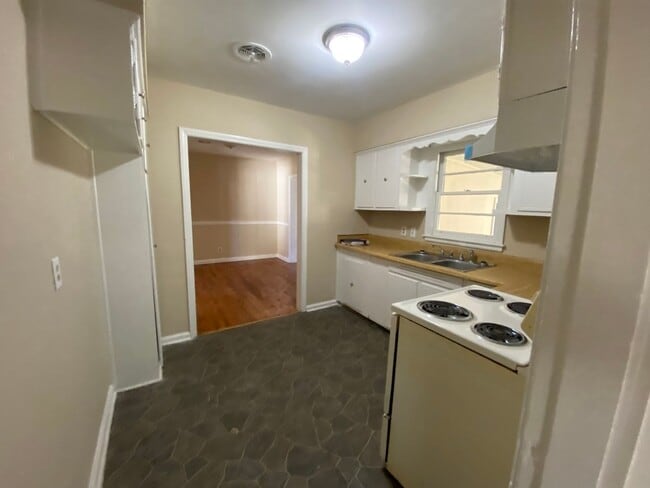 Building Photo - **ON HOLD**5 Bedroom / 2 Bathroom Home for Rent in Columbus, GA 31906