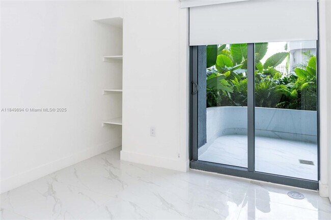 Building Photo - 700 NE 24th St