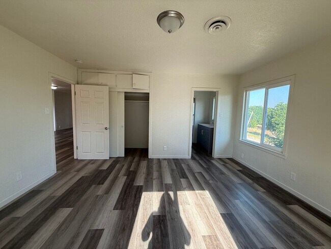 Building Photo - Updated Country Home with Shop!!