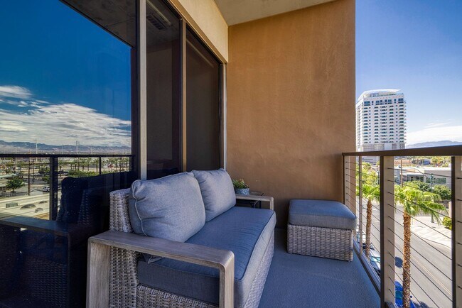 Building Photo - Fully Furnished Spacious One Bedroom - Downtown Las Vegas