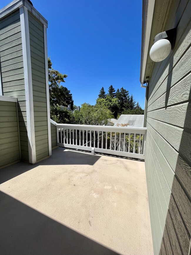 Building Photo - 185 Easy St