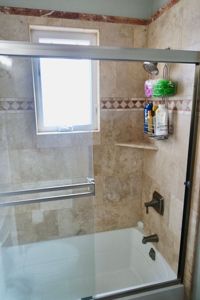 Building Photo - Modern House Near Downtown