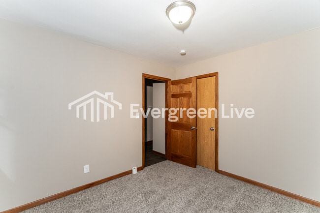 Building Photo - 4806 W Hampton Ave