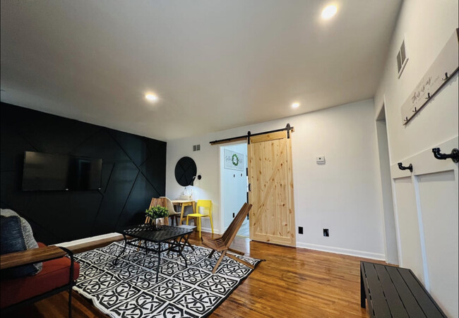 Building Photo - Park's Edge Spacious 2BR 1BA With W/D & Wo...