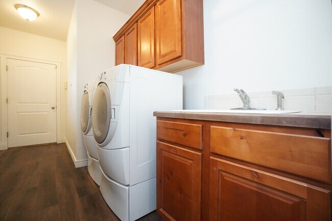 Building Photo - 11565 W Zachery Ave