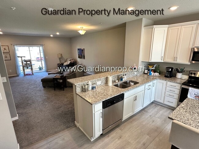 Building Photo - Champlin Town Home, Fireplace, 2 Car Garag...