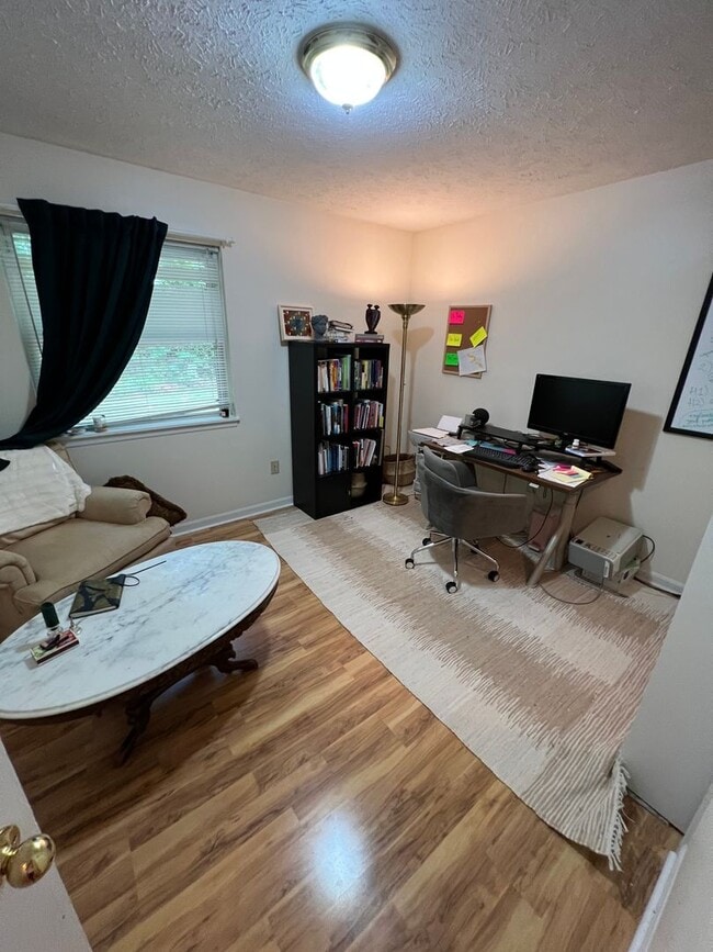Building Photo - Duplex in Residential Eastside Area