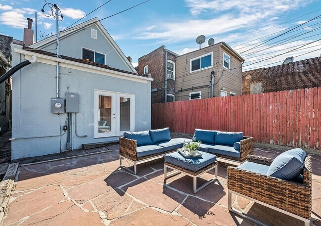 Building Photo - Victorian Gem next to Cheesman Park!