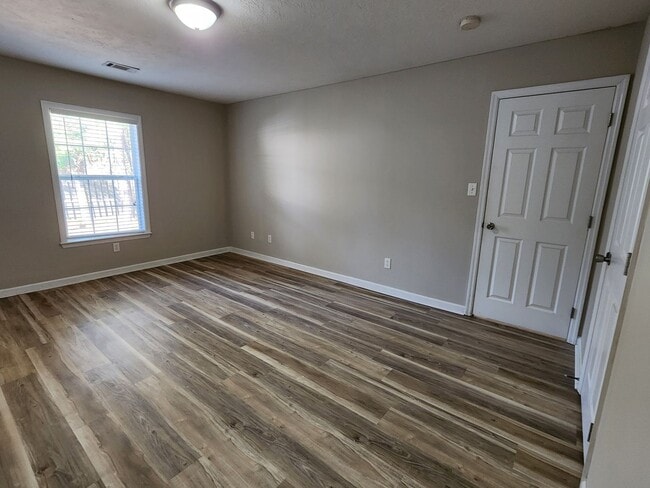 Building Photo - Like New Townhome