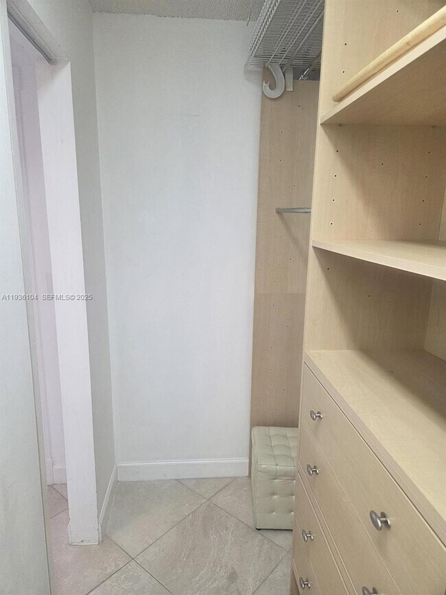 Building Photo - 800 Parkview Dr