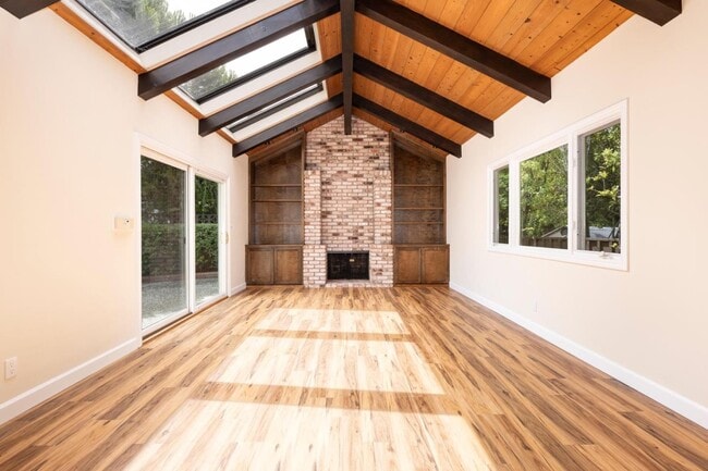 Building Photo - 1394 Manzanita Dr