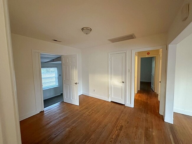 Building Photo - Rancher with Large Back Yard!