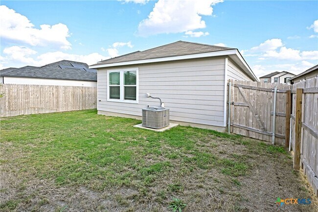 Building Photo - 512 Dakota Crk