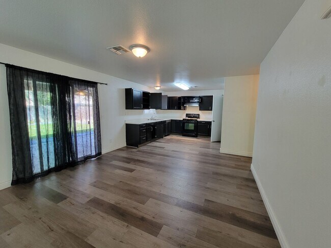 Building Photo - 4 Bedroom 2 Bathroom Home Close to Shopping and Restaurants!!