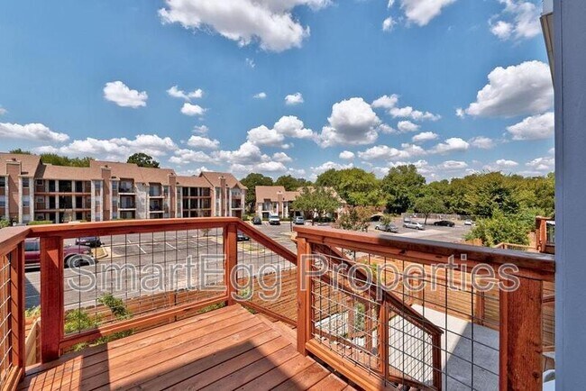 Building Photo - 801 N Bluff Dr