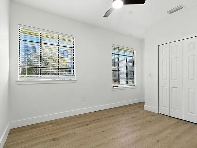 Building Photo - Fall Semester Move-In | Spacious 5BR Home in Ridgewood Park