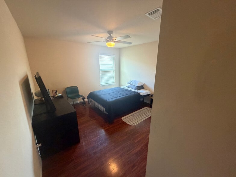Building Photo - Room in House on Bettylou Ln