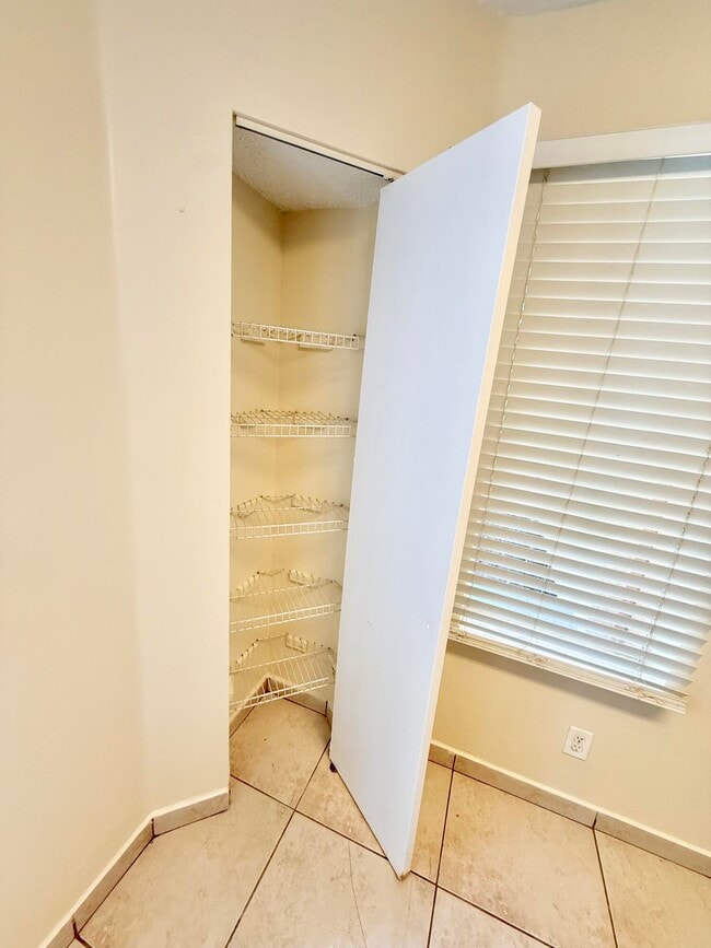 Building Photo - 968 Coral Club Dr
