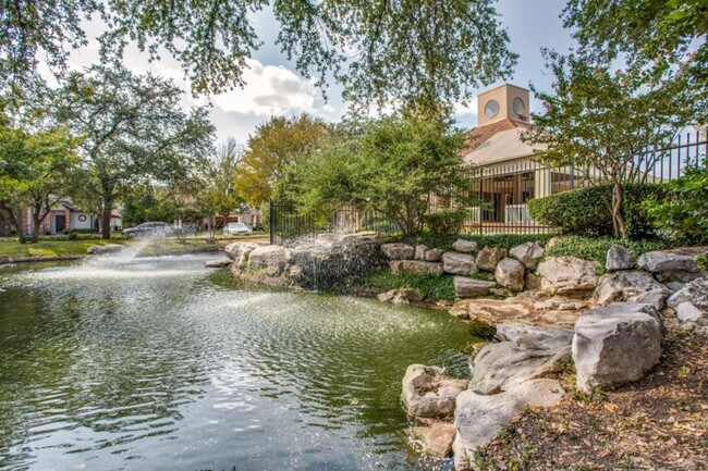 Building Photo - Charming 2 Bed, 2 Bath Condo in North Dall...