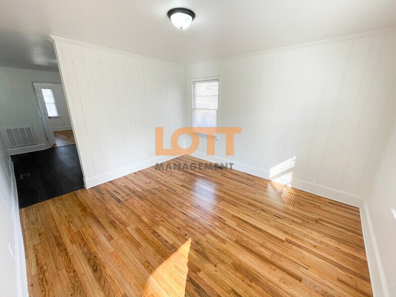 Building Photo - 205 King St