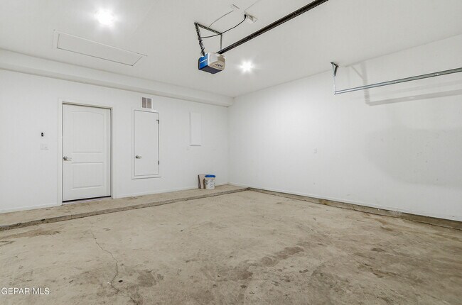 Building Photo - 11500 Summer Dr