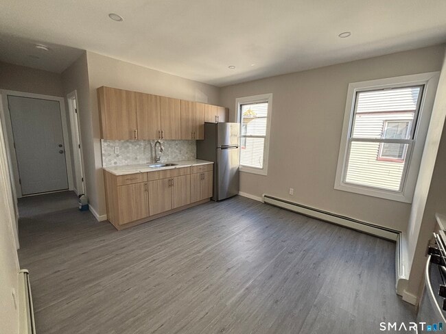 Building Photo - 86 Waldorf Ave