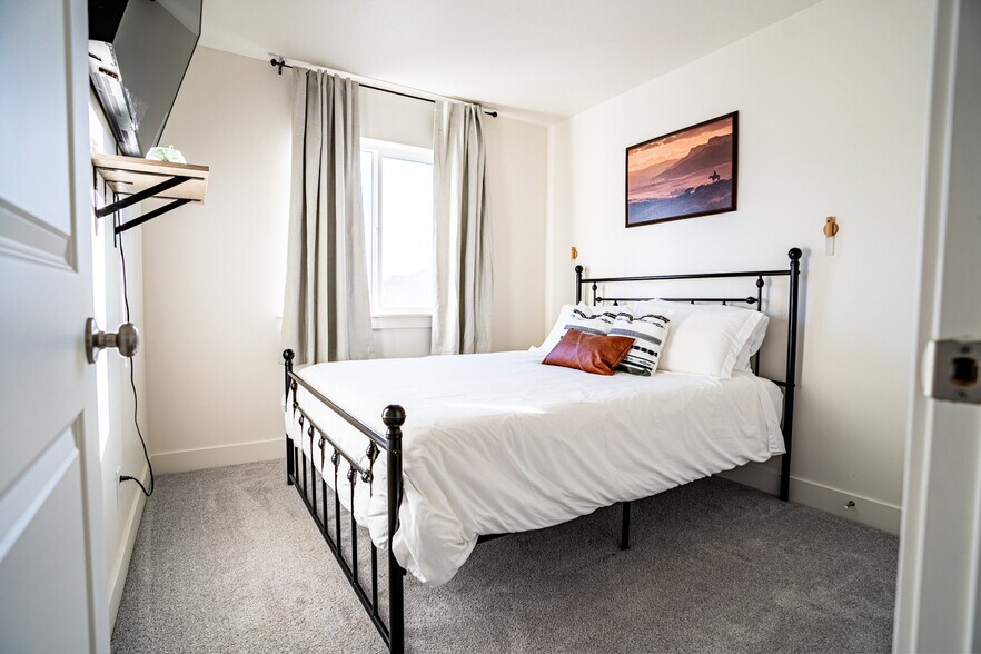 Building Photo - 355 N 2650 W