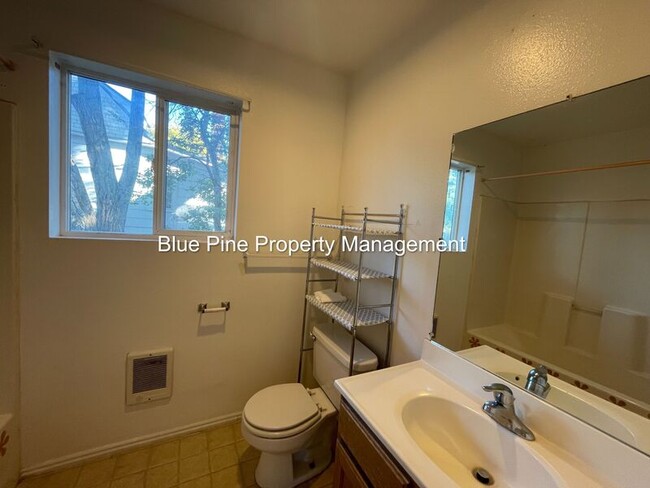 Building Photo - 570 Iona St