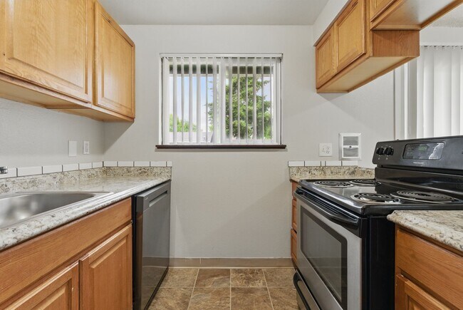 Building Photo - Comfort & Convenience in the Heart of Lents!