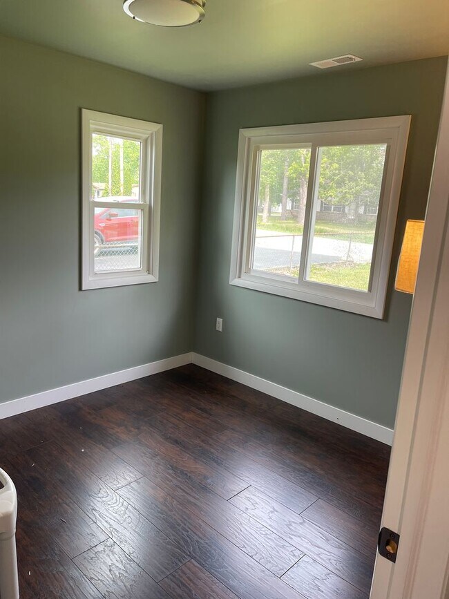 Building Photo - 4 Bedroom Home on 4 Acres, Crown Point Sch...