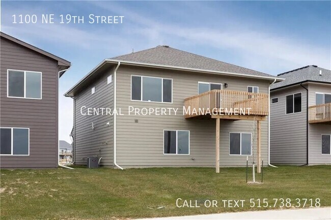 Building Photo - 1100 NE 19th St