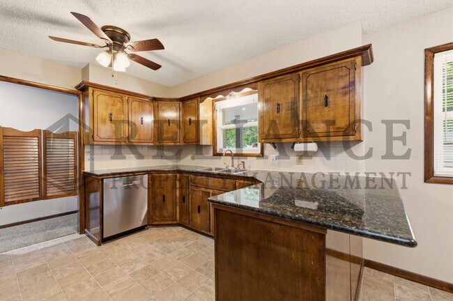 Building Photo - 428 Peach Tree Ln