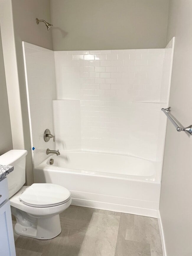 Building Photo - GORGEOUS Home