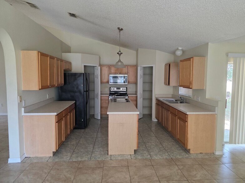 Building Photo - 15 Catalina Ct