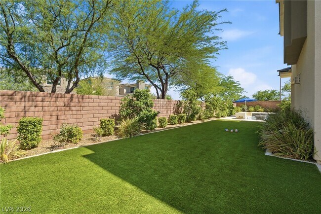Building Photo - 2 Garden Rain Dr