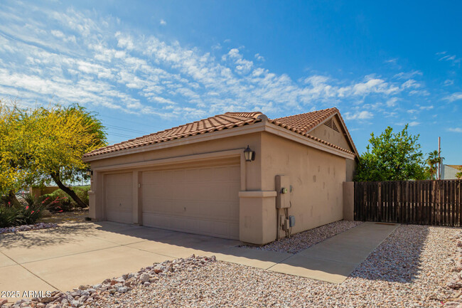 Building Photo - 5543 E Blanche Dr