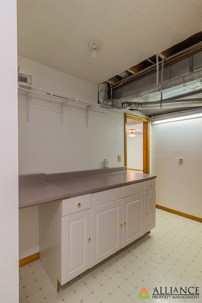 Building Photo - Amazing, Spacious Home! Pet Friendly!